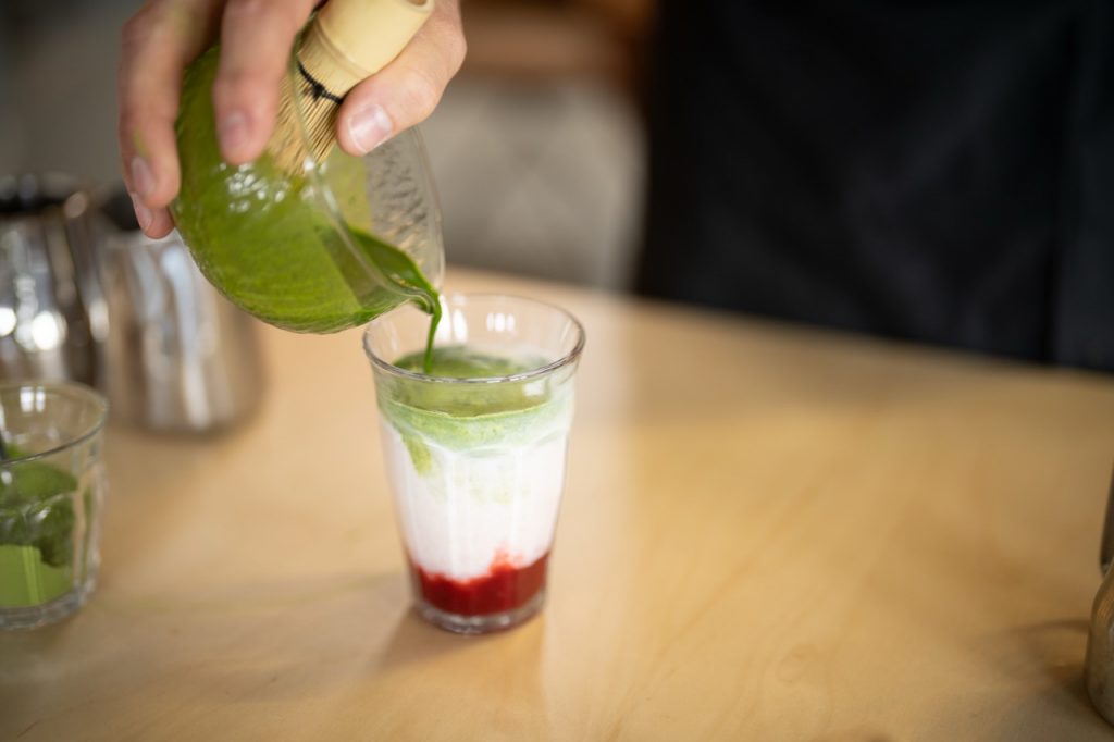 Iced Strawberry Matcha Latte – frisch zubereitet mit Ceremonial Matcha