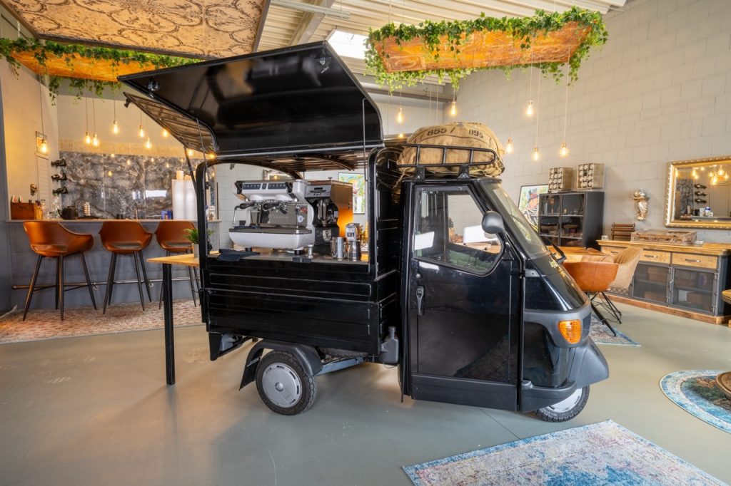 Kaffee Ape im geöffneten Zustand – mobile Kaffeebar mit Technik