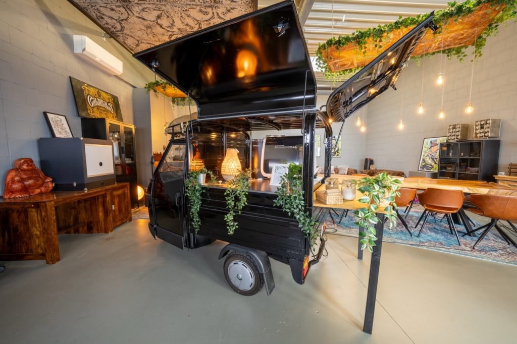 Kaffee Ape mieten – mobile Kaffeebar mit Barista für Events im stilvollen Innenbereich