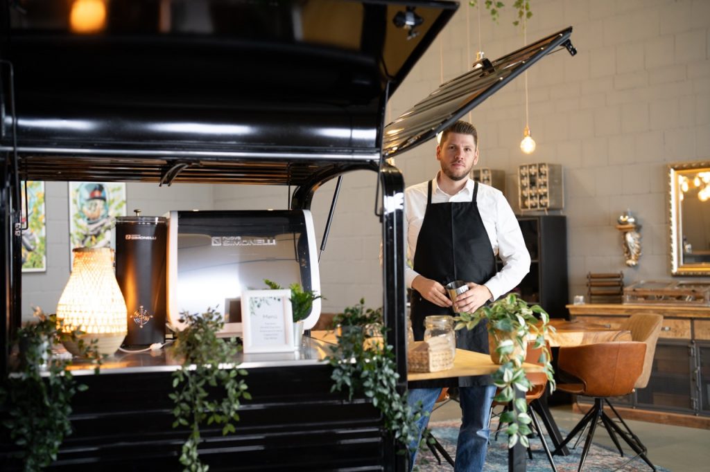 Kaffee Ape mit Barista bei einer Firmenfeier im Innenbereich